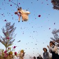 Pasangan Ini Rayakan Valentine dengan Menaiki Permainan Sky Coaster