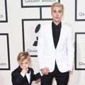 Justin Bieber dan Jaxon Bieber di Red Carpet Grammy Awards 2016