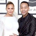 Chrissy Teigen dan John Legend di Red Carpet Grammy Awards 2016