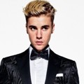 Tampannya Justin Bieber Pakai Jas