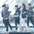 Seventeen Saat Tampil Nyanyikan Lagu 'Mansae'