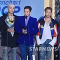 Big Bang Saat Raih Piala Artist of the Year - Juli dan Agustus