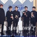 EXO Raih Piala Fan Vote Popularity Award
