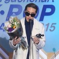 Zion. T Raih Piala Discovery of the Year R&B Award