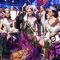 Senyum Mengembang di Wajah Ketiganya