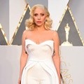 Lady GaGa Tampil Unik dan Serba Putih