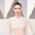 Rooney Mara Kenakan Koleksi Givenchy Rancangan Riccardo Tisci
