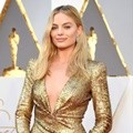 Margot Robbie Tampak Percaya Diri dengan Gaun Karya Tom Ford