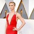 Charlize Theron Cantik Dibalut Gaun Rancangan Christian Dior