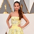 Alicia Vikander Mirip Belle Beauty and The Beast dengan Gaun Rancangan Louis Vuitton