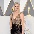 Jennifer Lawrence dengan Gaun Rancangan Christian Dior