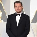 Leonardo DiCaprio Tampan dengan Setelan Giorgio Armani dan Sepatu Louboutin