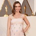 Emily Blunt Cantik dengan Gaun Prada