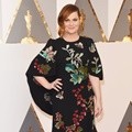 Amy Poehler Tampil Mencolok dengan Gaun Rancangan Andrew GN