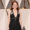 Julianne Moore Dibalut Gaun Chanel