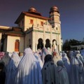 Warga Aceh Berkumpul Untuk Sholat Gerhana