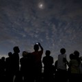 Warga Ternate Abadikan Fenomena Gerhana Matahari Total 2016