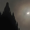 Gerhana Matahari Total yang Tampak dari Candi Prambanan