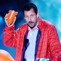 Adam Sandler Wakili Film 'Hotel Transylvania 2 ' Terima Piala Favorite Animated Movie