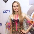 Cinta Laura Hadiri POP Awards 2016