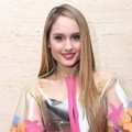 Cinta Laura Kenakan Busana Unik
