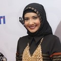 Zaskia Sungkar Mewakili Irwansyah Menerima Piala Best Friends POP Awards 2016