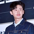 Lee Je Hoon Hadir di VIP Premiere Film 'Glory Days'