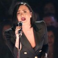 Demi Lovato Saat Tampil di iHeartRadio Music Awards 2016