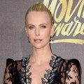 Charlize Theron di Red Carpet MTV Movie Awards 2016