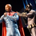 Dwayne Johnson dan Kevin Hart Pakai Kostum Superman dan Batman