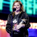 Amy Poehler Raih Piala Best Virtual Performance