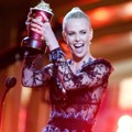Charlize Theron Raih Piala Best Female Performance