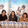 Rizky Nazar dan Michelle Zudith Tanda Tangani 1000 Cover Novel 'ILY From 38000 Ft'