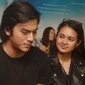 Rizky Nazar dan Michelle Zudith Tanda Tangani 1000 Cover Novel 'ILY From 38000 Ft'