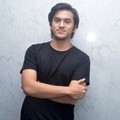 Rizky Nazar Tanda Tangani 1000 Cover Novel 'ILY From 38000 Ft'