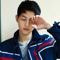 Song Joong Ki Pose Tutup Mata di Majalah Harper's Bazaar Edisi Mei 2016