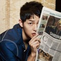 Song Joong Ki Ngintip Dibalik Koran