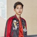 Song Joong Ki Keren Kenakan Jaket Merah