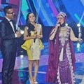 Elvy Sukaesih Saat Menerima Penghargaan Lifetime Achivement 2016