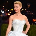 Claire Danes Kenakan Gaun Glow in the Dark Rancangan Zac Posen