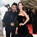 The Weeknd Datang Bersama Bella Hadid di Met Gala 2016
