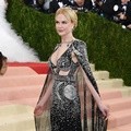 Nicole Kidman Cantik dengan Gaun Alexander McQueen Dilengkapi Perhiasan Fred Leighton