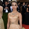 FKA twigs Melengkapi Penampilan Futuristiknya dengan Handpiece dan Headpiece