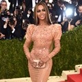 Beyonce Knowles Cantik Dibalut Gaun Latex Karya Givenchy