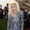 Lady GaGa Tampil Eksentrik di Met Gala 2016