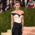 Emma Watson Kenakan Busana Karya Calvin Klein