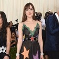 Dakota Johnson Kenakan Gaun Gucci Dilengkapi Gelang Berlian Norman Silverman