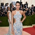 Kendall Jenner Kenakan Gaun Versace Dipercantik Perhiasan Lorraine Schwartz