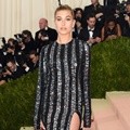 Hailey Baldwin Kenakan Gaun Rancangan Tommy Hilfiger