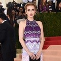 Emma Roberts Tampil dengan Nuansa Ungu Tory Burch